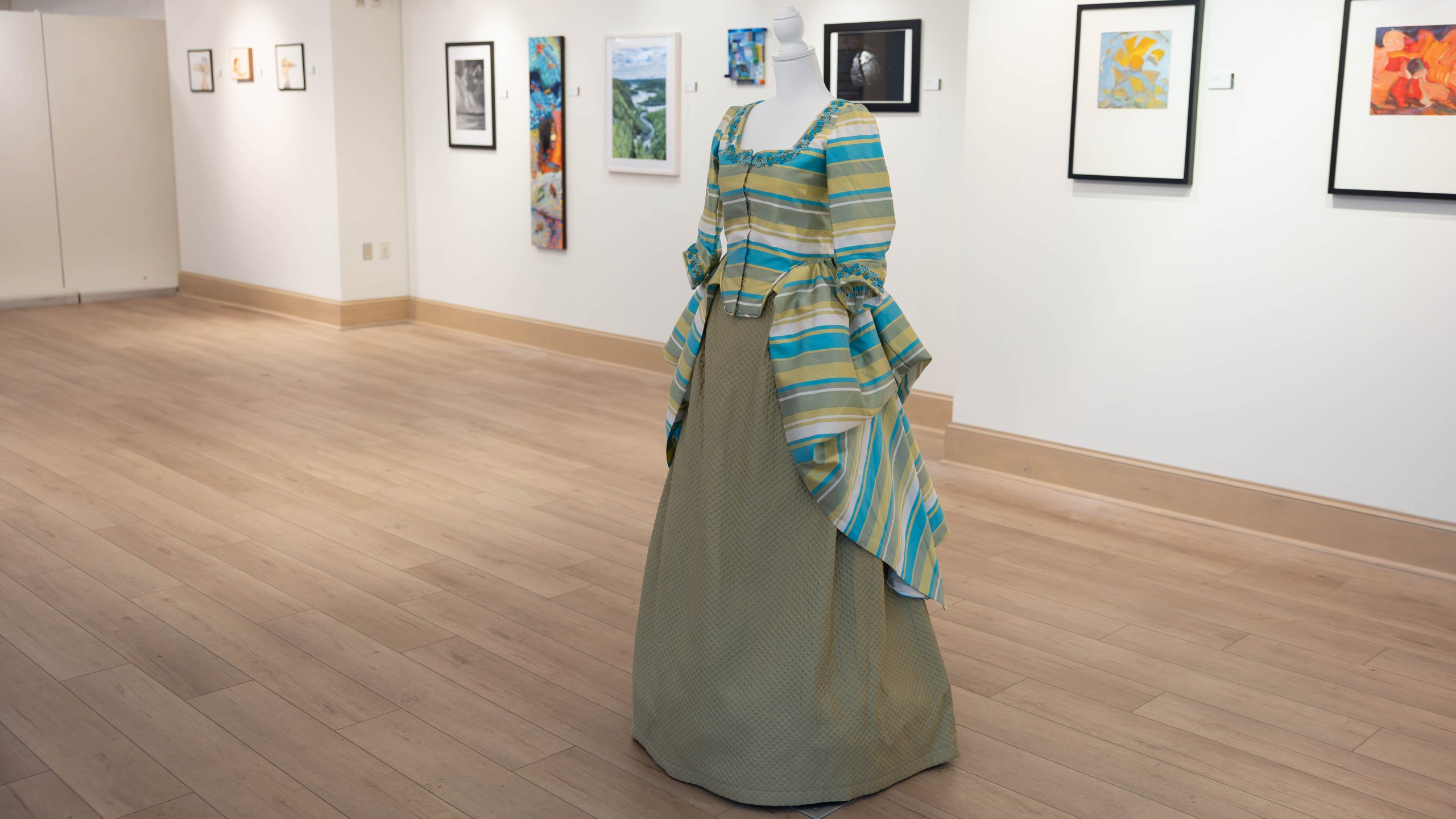 costume in art gallery