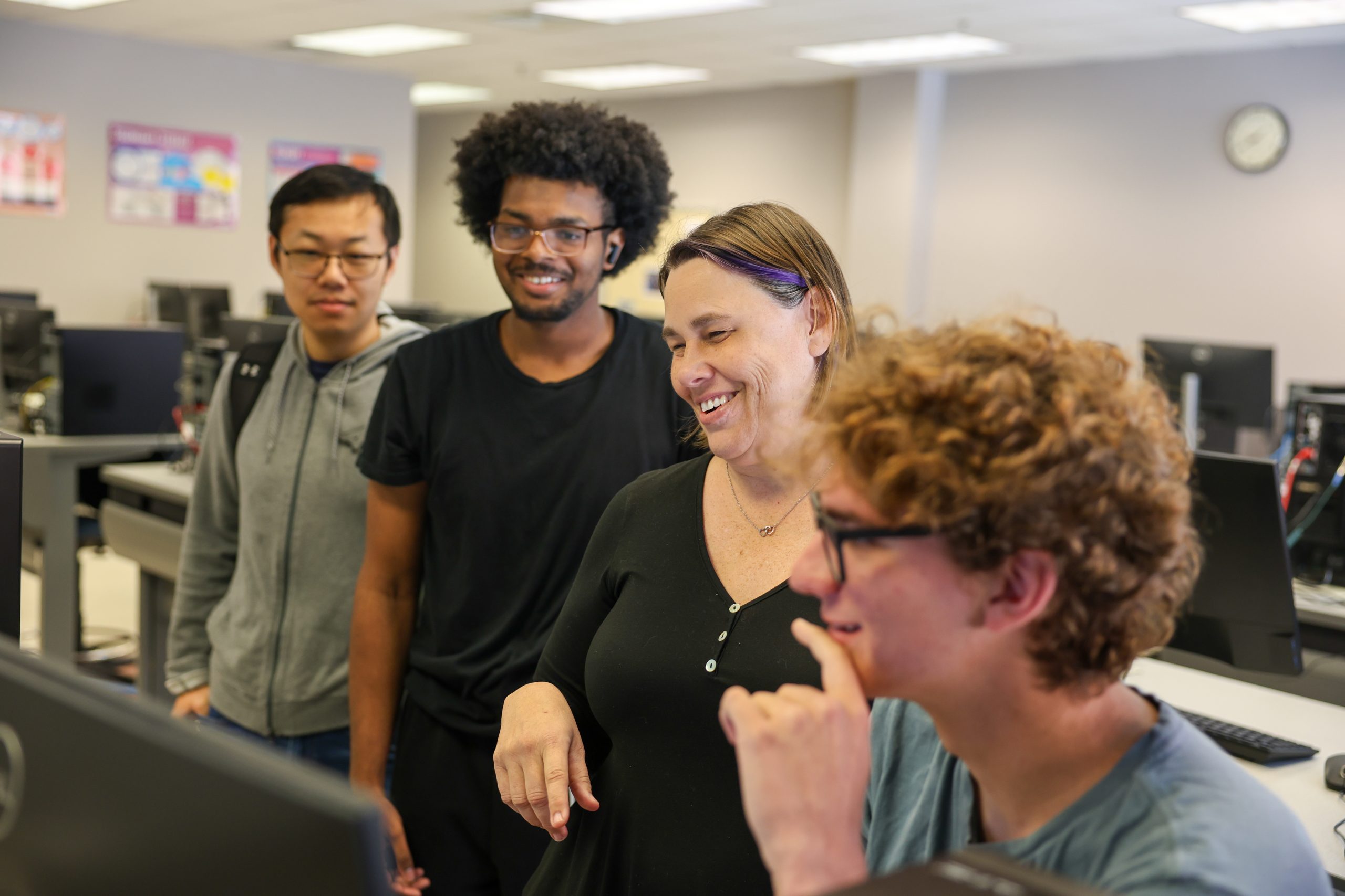 Jeanna Brazel show IT students how to do something on computer